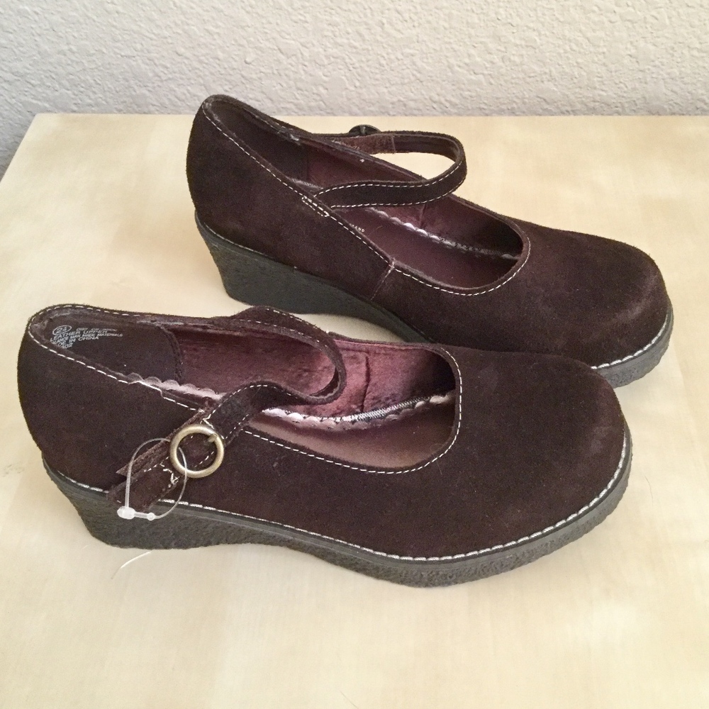 Leather wedge pumps